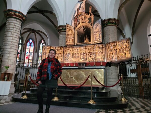 Janna lefevere vertelt tijdens haar lezing over de verschillende landen en culturen waar de heilige dim