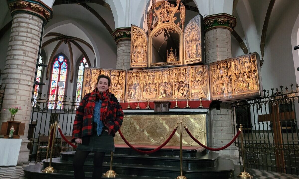 Janna lefevere vertelt tijdens haar lezing over de verschillende landen en culturen waar de heilige dim