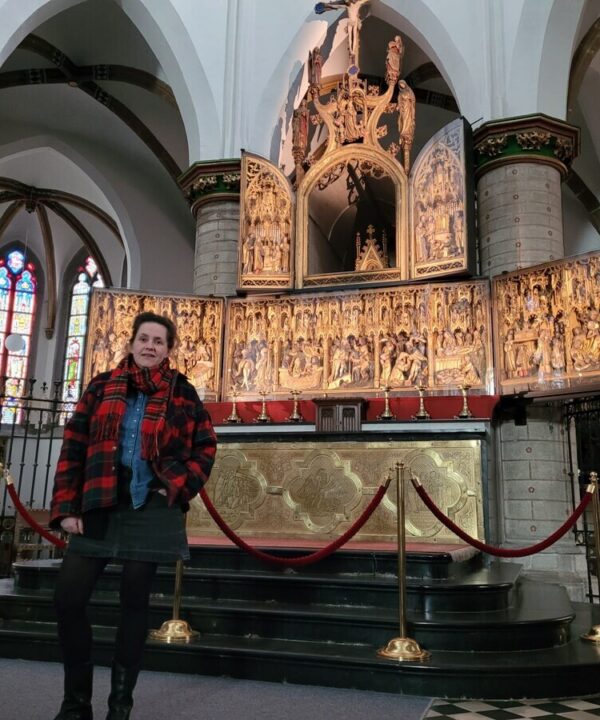 Janna lefevere vertelt tijdens haar lezing over de verschillende landen en culturen waar de heilige dim