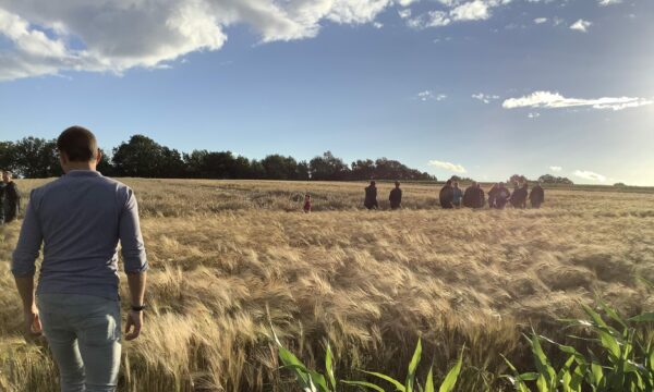 Samen bouwen aan een landschapspark in de Merode FAB Farmers mensen in veld