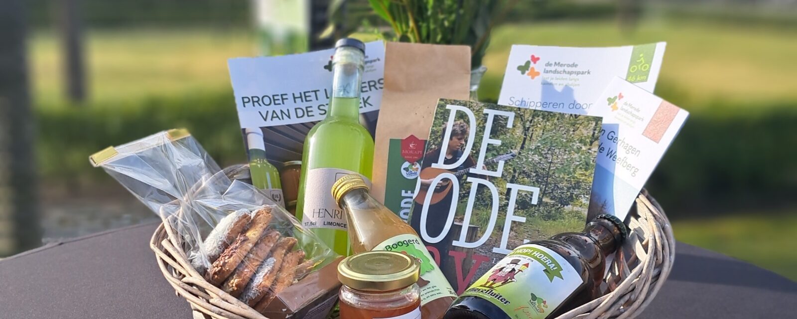 mand met lokale producten