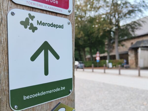 Merodepadbordje aan de abdij van Averbode