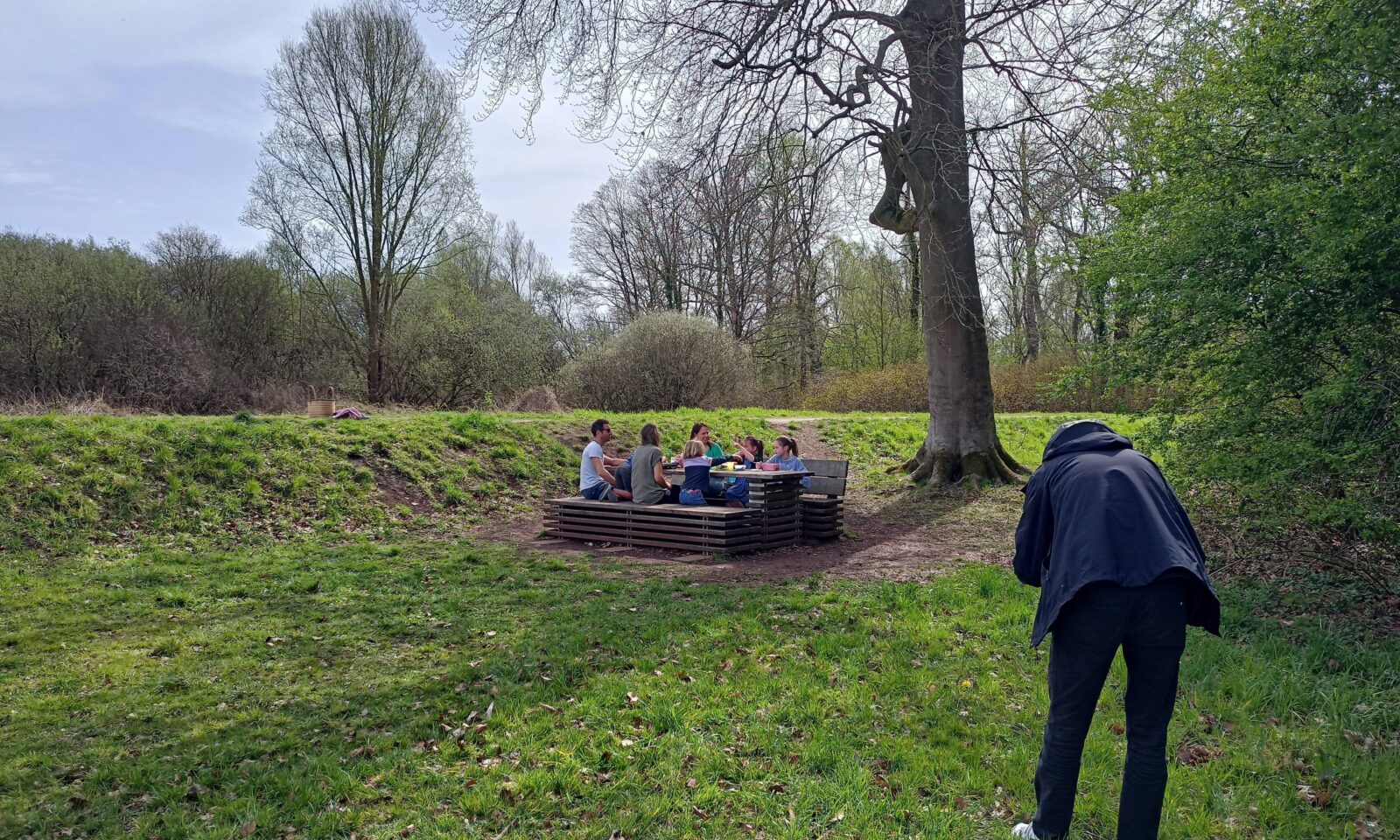 Fotograaf trekt toeristen op bank in Landschapspark de Merode