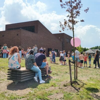 Merodebank en speeltoestellen aan de Keyt