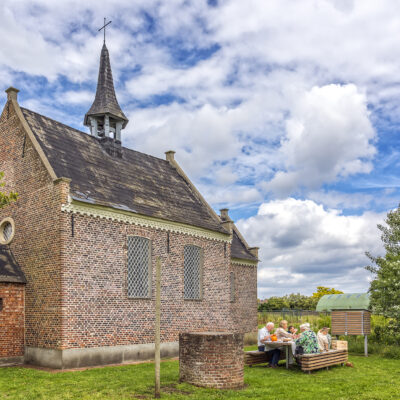 Picknicken in Zammel aan de Sint-Dimpnakapel