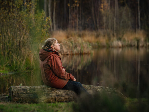 Dag van de Stilte: dame in rust in de natuur