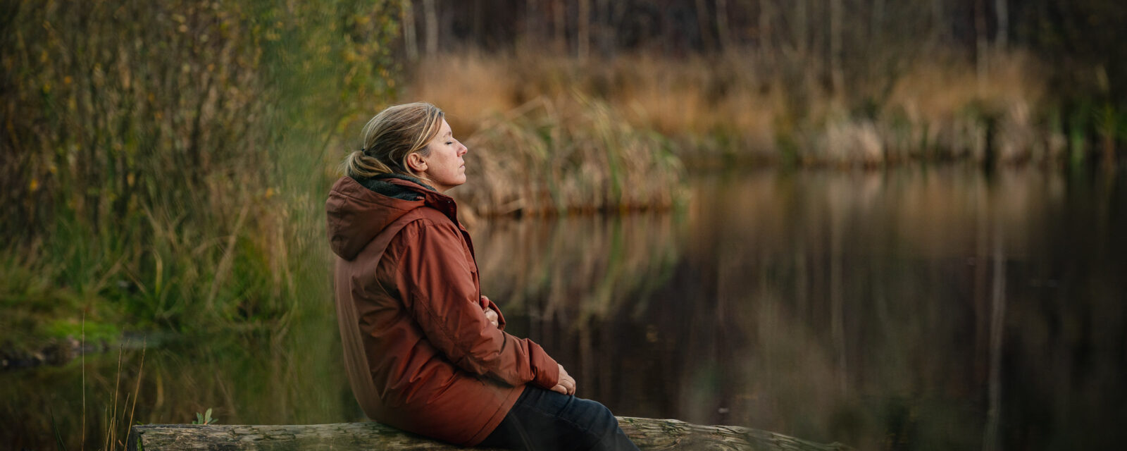 Dag van de Stilte: dame in rust in de natuur