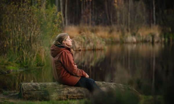 Dag van de Stilte: dame in rust in de natuur