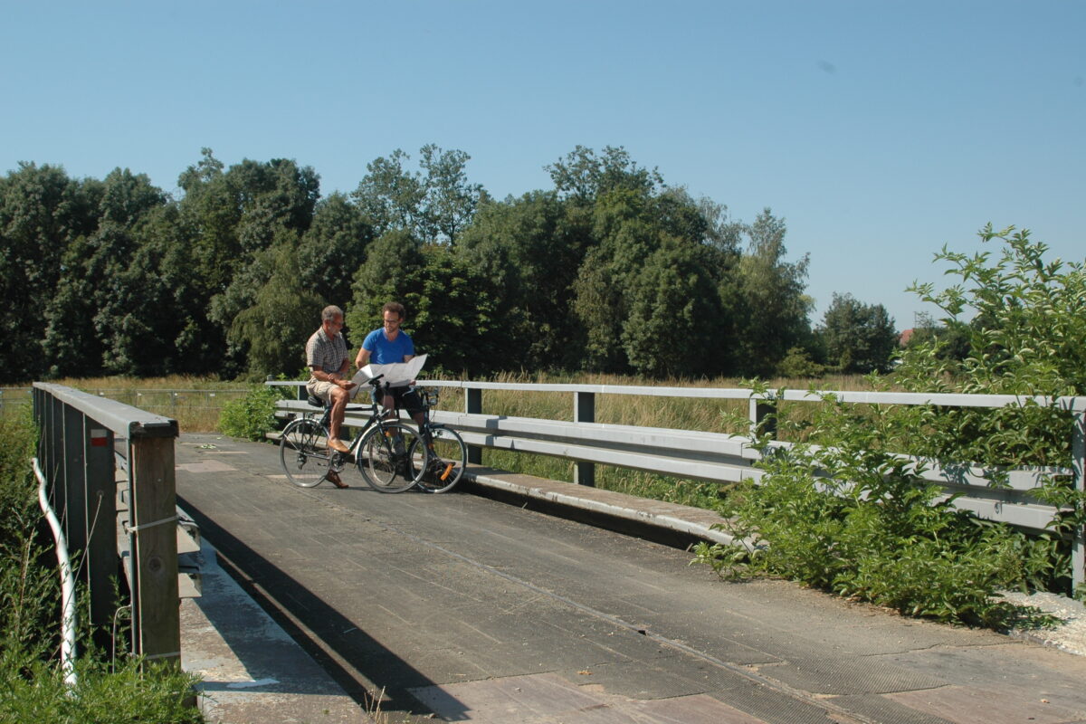 fietsers met kaart Merodegebied